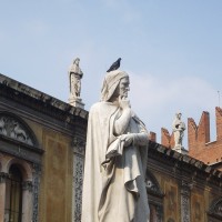 Статуя Данте в Вероне
